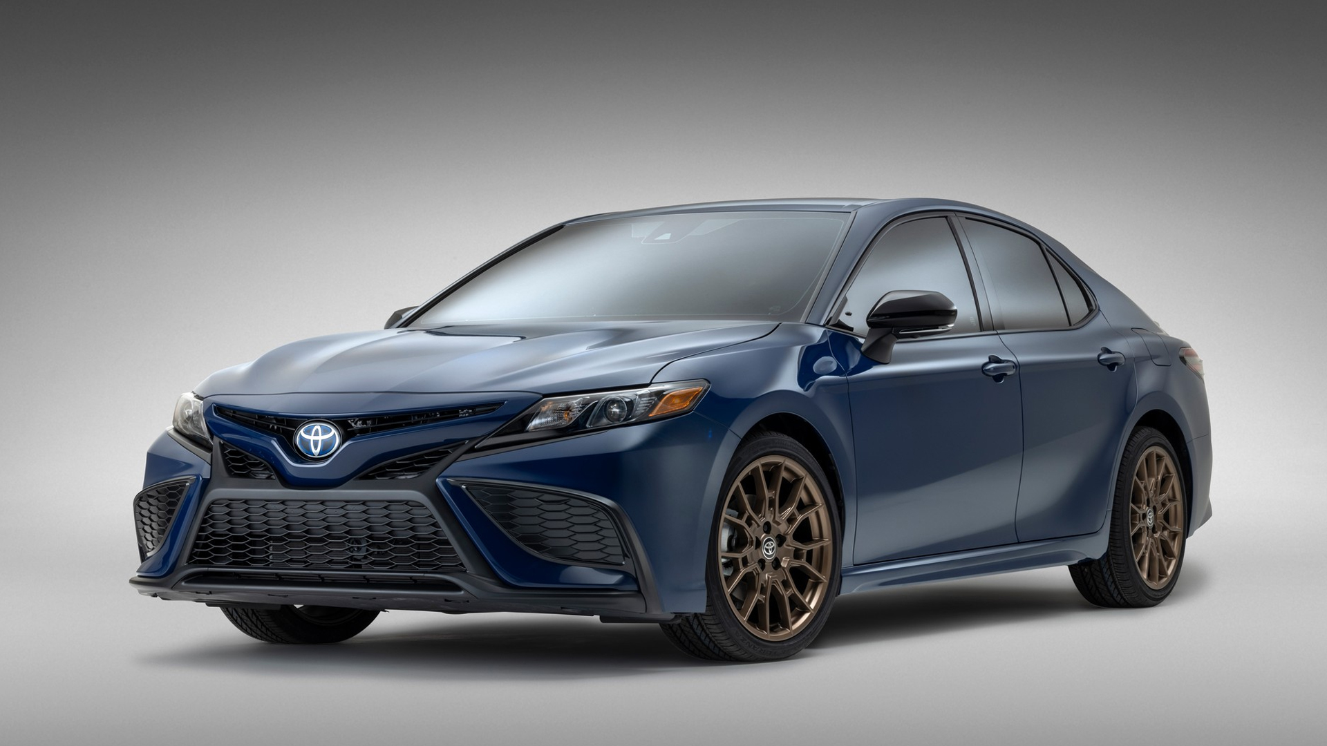 Toyota Camry 2023 - Luxury Sedan (Phnom Penh, Cambodia)