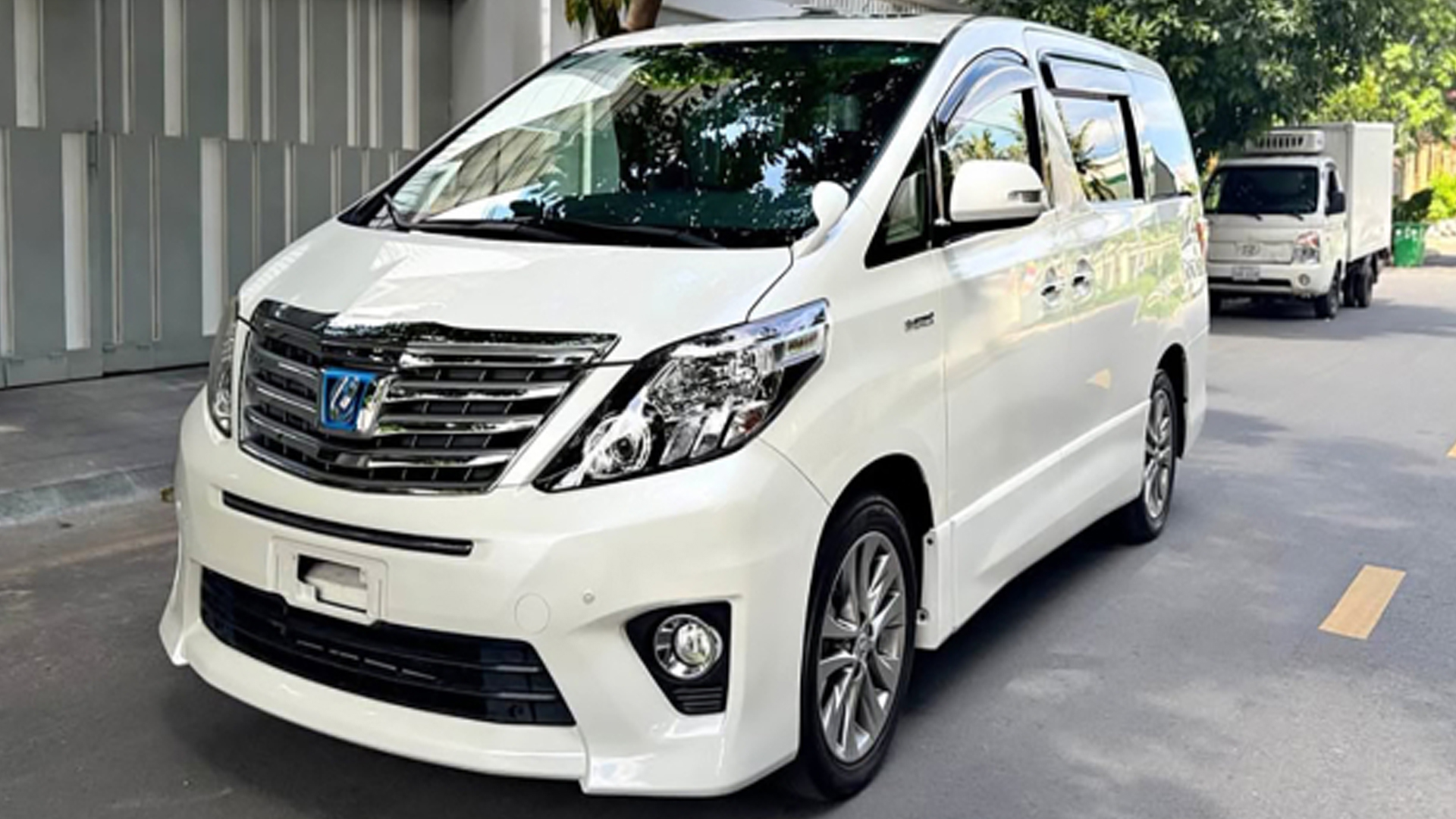 Toyota Alphard - Premium Van (Phnom Penh, Cambodia)