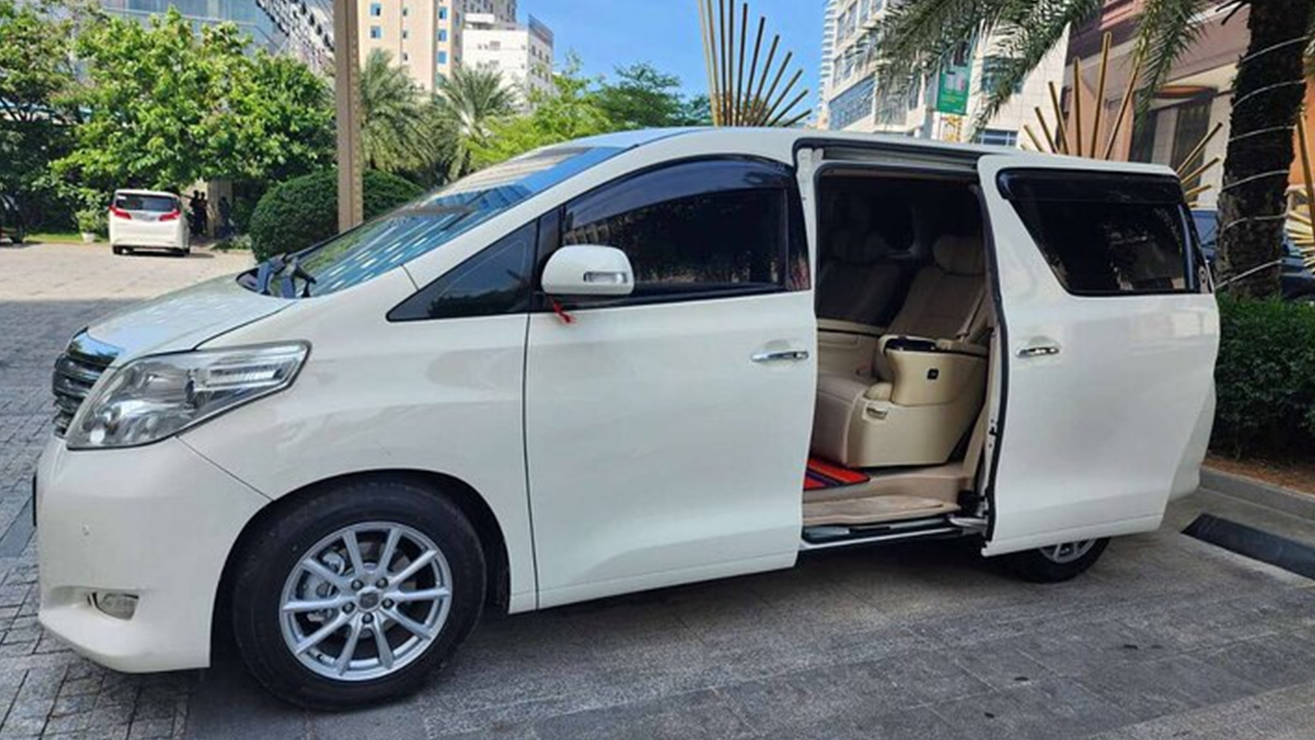 Toyota Alphard - Premium Van (Phnom Penh, Cambodia)